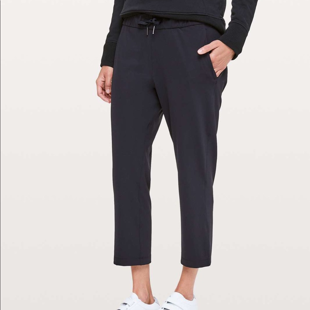 Lululemon On The Fly Crop *23"
Black